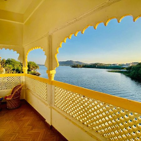 Hotel Vallabh A Lake Facing Balcony Udaipur Exterior photo