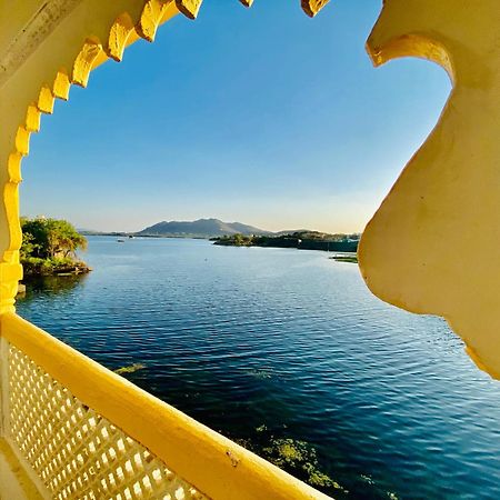 Hotel Vallabh A Lake Facing Balcony Udaipur Exterior photo