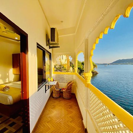 Hotel Vallabh A Lake Facing Balcony Udaipur Exterior photo
