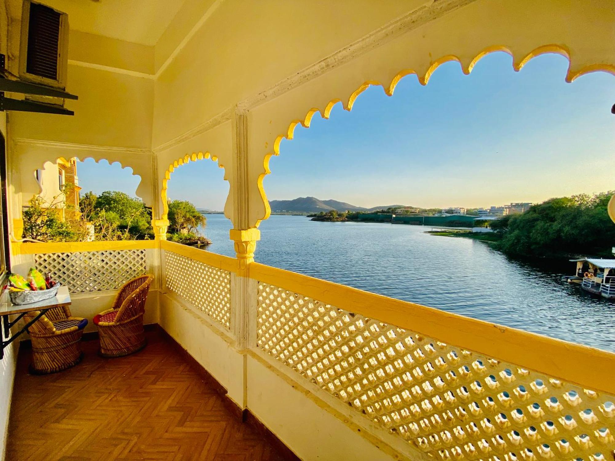 Hotel Vallabh A Lake Facing Balcony Udaipur Exterior photo