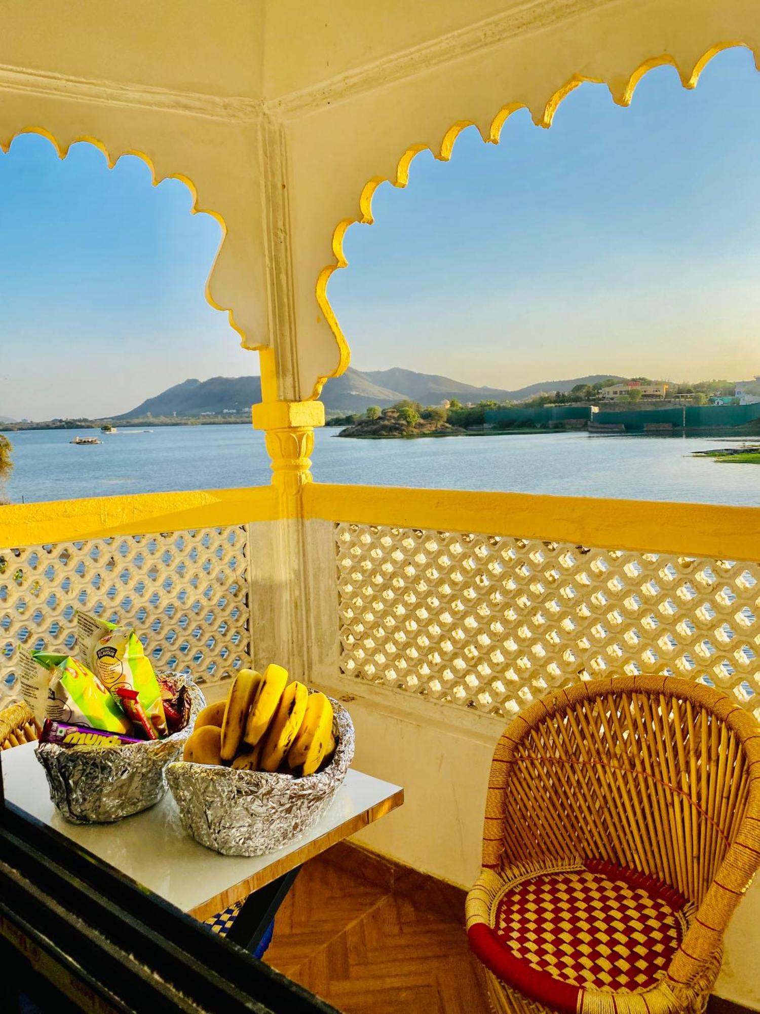 Hotel Vallabh A Lake Facing Balcony Udaipur Exterior photo