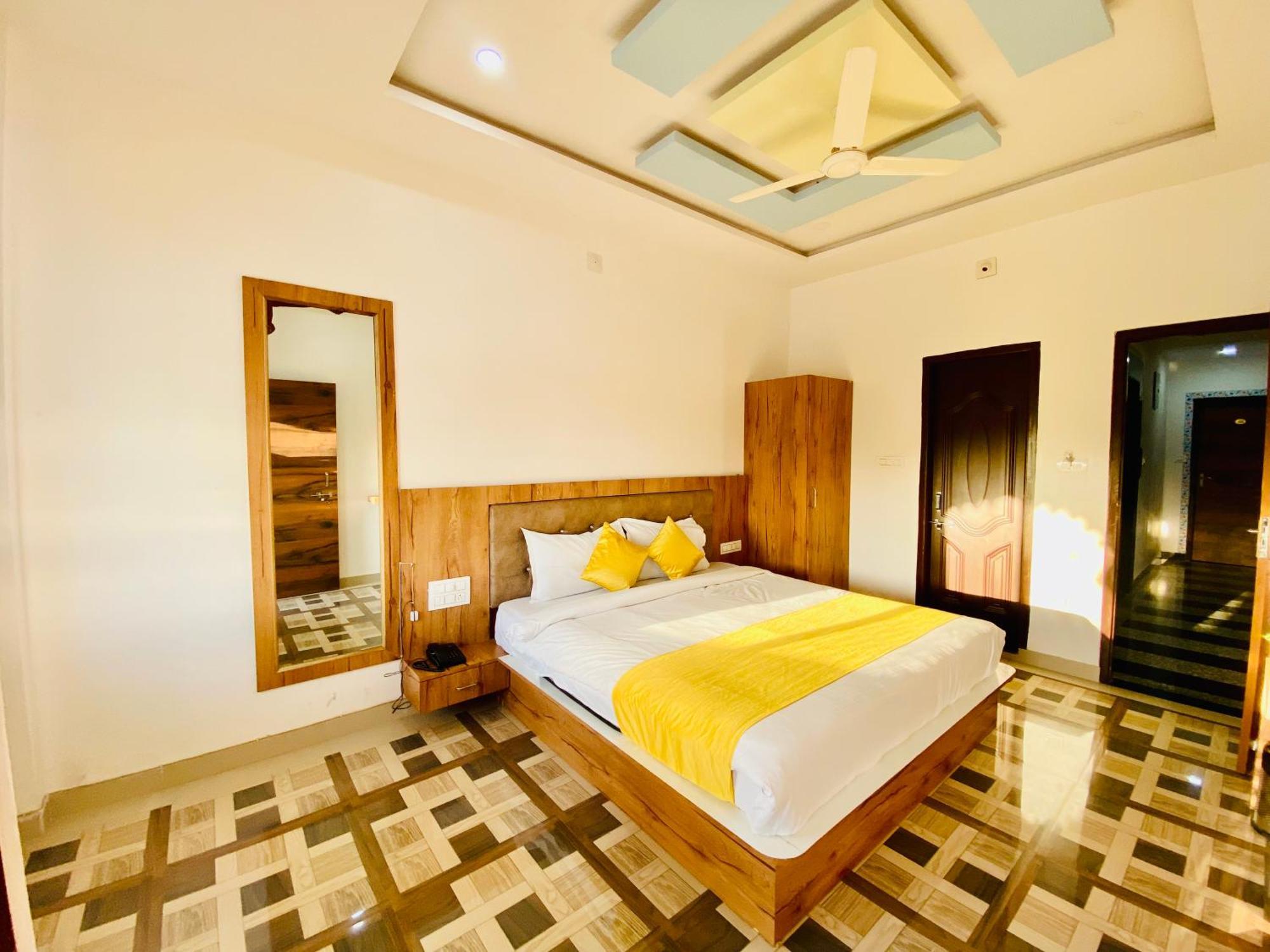 Hotel Vallabh A Lake Facing Balcony Udaipur Exterior photo
