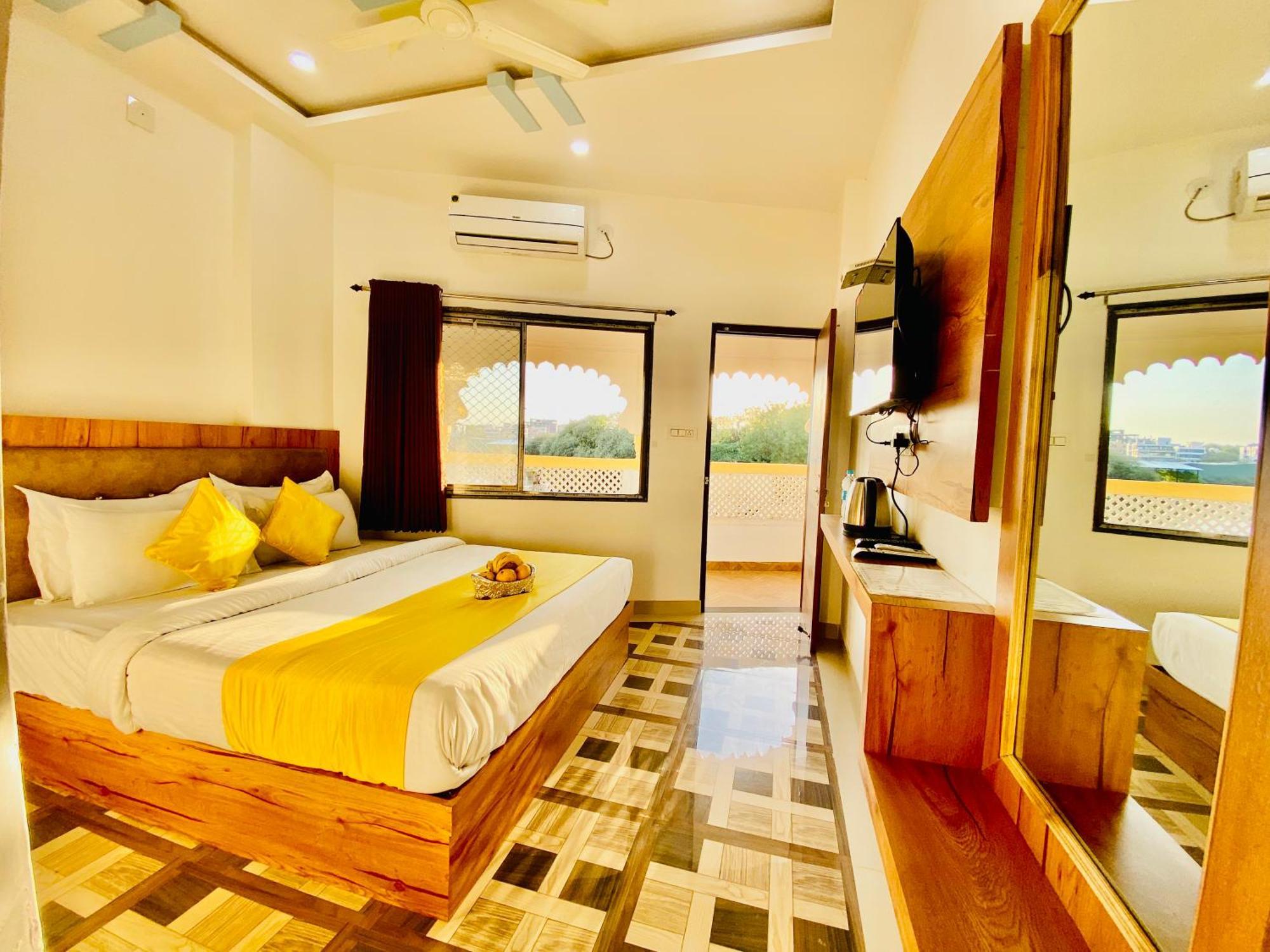 Hotel Vallabh A Lake Facing Balcony Udaipur Exterior photo