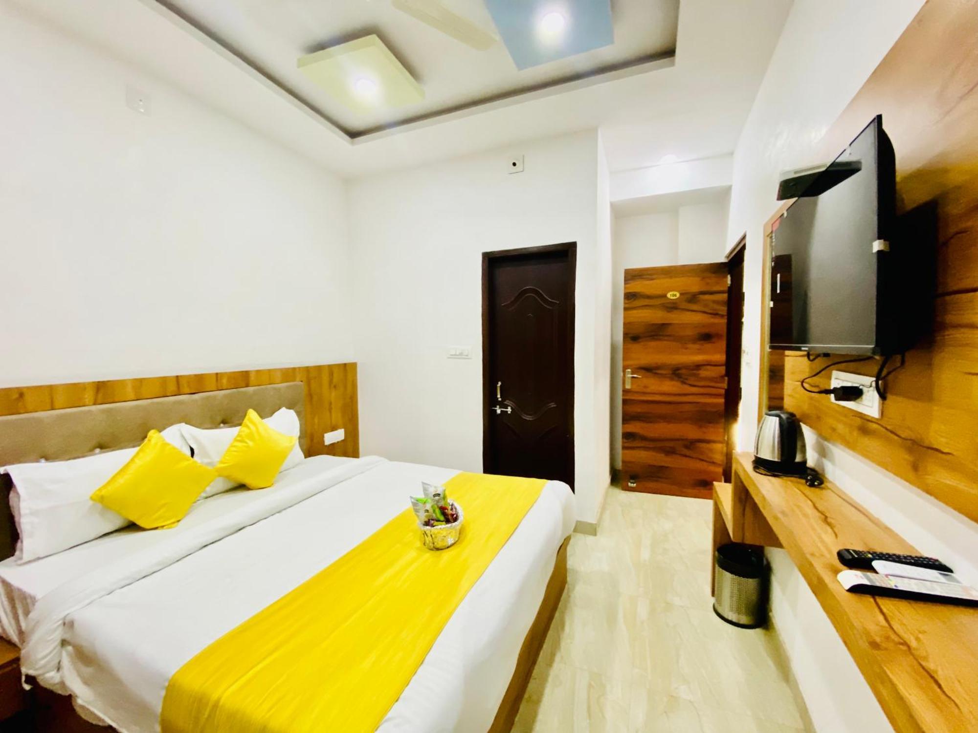 Hotel Vallabh A Lake Facing Balcony Udaipur Exterior photo