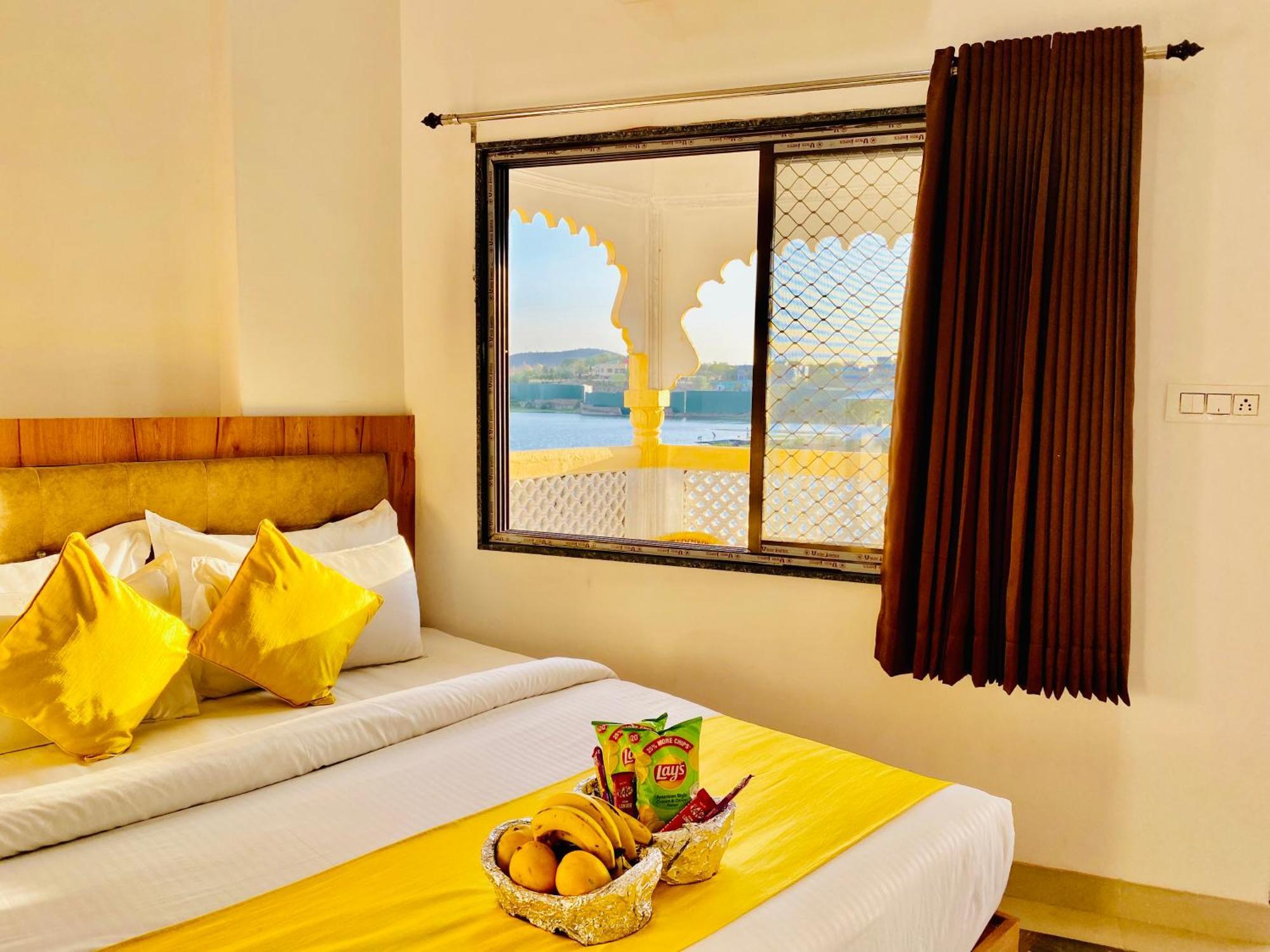 Hotel Vallabh A Lake Facing Balcony Udaipur Exterior photo